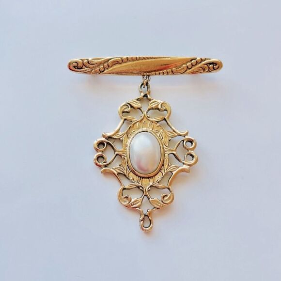 Vintage Jewelry - Gold Tone Faux Pearl Brooch